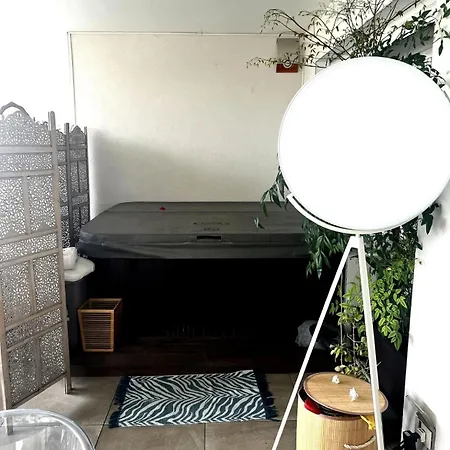 Urban Oasis - Two-room Apartment! דירה